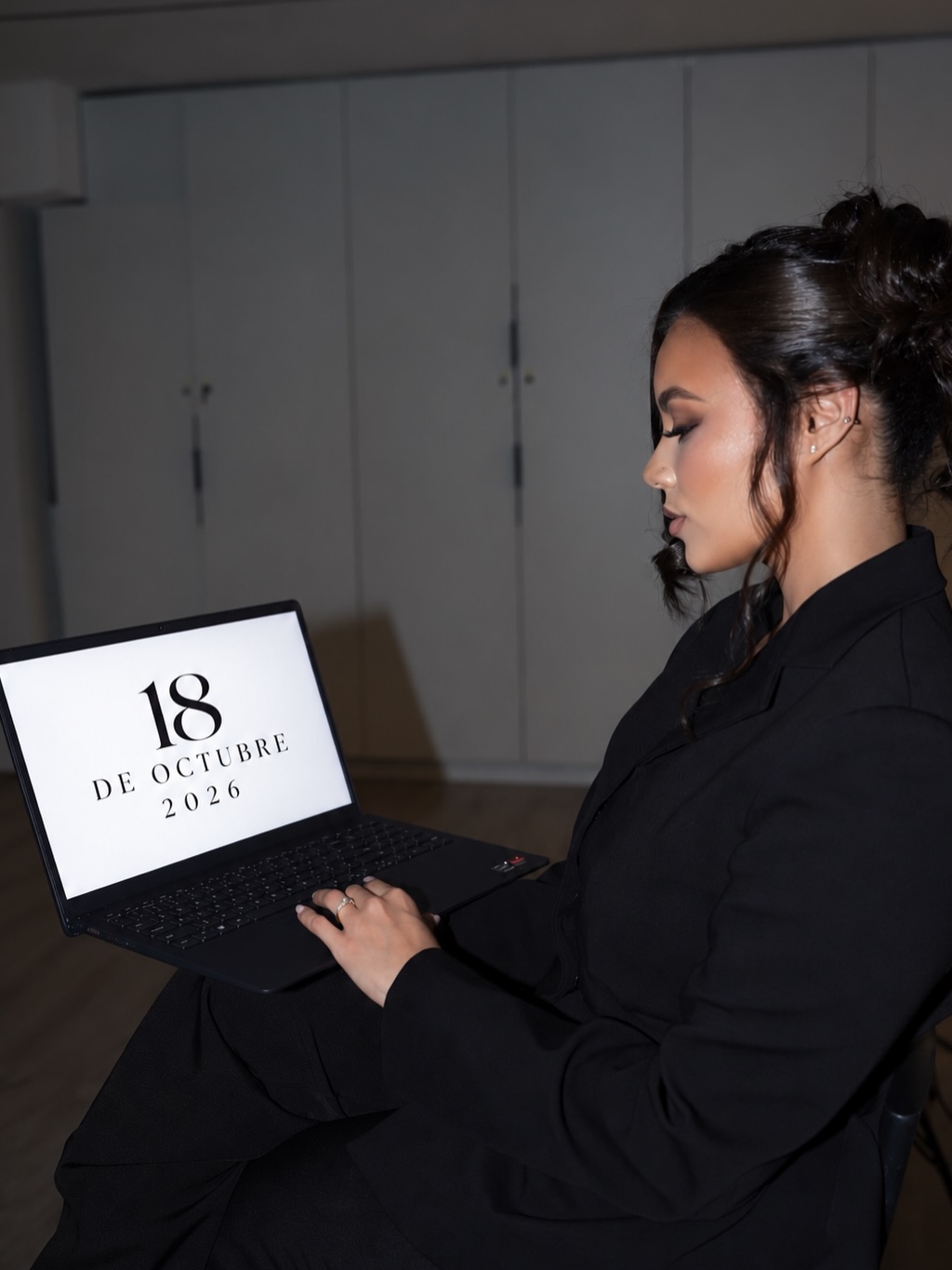 Camila con una laptop que muestra la fecha 18 de octubre 2026